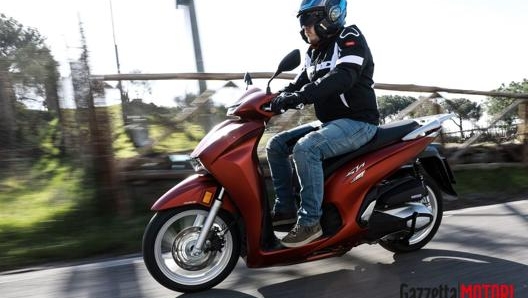 Molta la potenza: 29 Cv sono parecchi per uno scooter e si sentono tutti, complice il peso contenuto