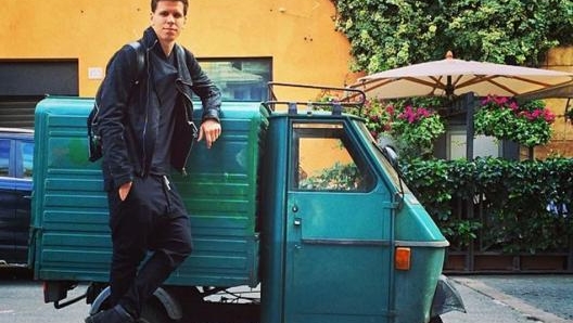 Il portiere della Juventus Szczesny posa vicino ad un’Apecar