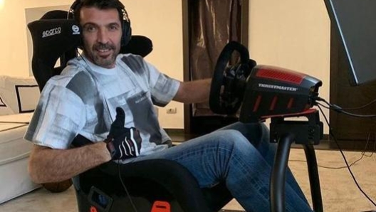 Gianluigi Buffon ama sperimentare anche la guida virtuale (foto @gianluigibuffon)