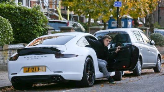 Wojciech Szczesny scende da una Porsche 911 Carrera