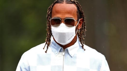 Lewis Hamilton all’arrivo al paddock a Imola. Getty