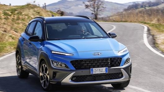 Hyundai Kona è disponibile con motori benzina, mild-hybrid a 48 volt benzina e diesel, full hybrid ed elettrici