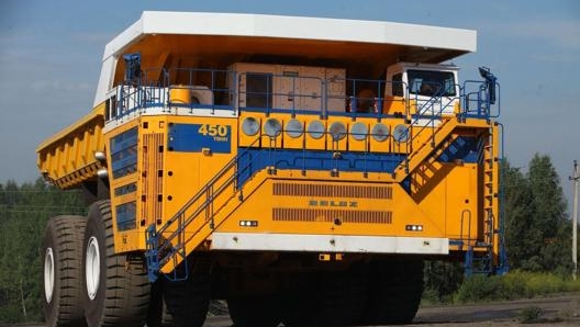 Il dumper da 810 tonnellate è spinto da due V16 Mtu da 2.300 cavalli ciascuno