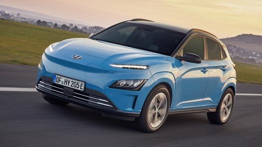 Hyundai Kona Electric con potenza da 204 Cv e batteria da 64 kWh raggiunge i 484 km di autonomia