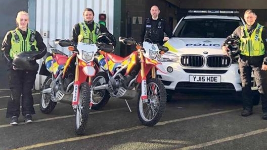 Le due Honda Crf 250L e gli agenti del North Yorkshire