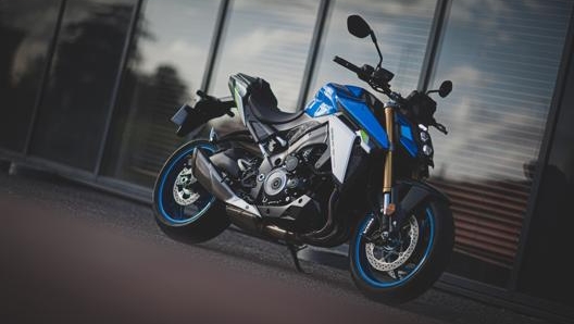 Suzuki Gsx-S1000 è la maxi naked della casa giapponese, monta il motore da 999 cc che eroga 152 Cv