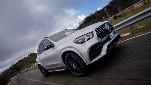 Anche le sportive Amg beneficiano dell’elettrificazione: la Gle 53 Amg cavalli abbina al motore termico da 435 cavalli quello elettrico da 22