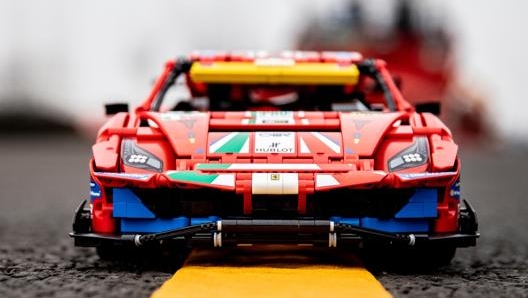 Nella 488 GTE sono stati replicati perfettamente le sospensioni anteriore e posteriore, le portiere apribili, il motore V8 con pistoni mobili e il volante funzionante