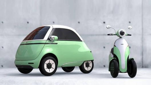 Microlino a fianco di Microletta, il prototipo dello scooter elettrico a tre ruote di Mms