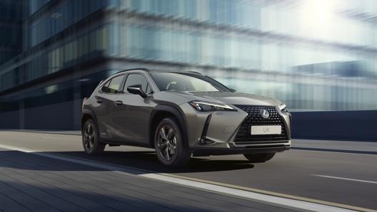 Il frontale della Lexus UX 250h 2021