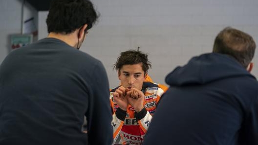 Marquez con i tecnici durante il test privato. @marcmarquez93