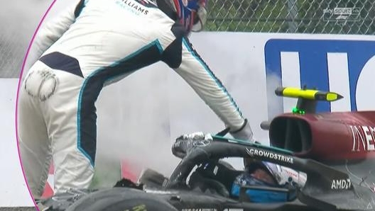 Lo schiaffetto di Russell a Bottas e il gesto del finlandese