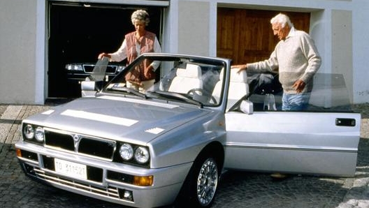 Tra le auto che accompagnavano al mare e in montagna Gianni e la moglie Marella c’era anche la Lancia Delta Integrale Spider