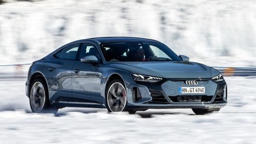 Abbiamo guidato in anteprima e sul ghiaccio la nuova Audi e-tron, sia in versione quattro da 530 Cv che la RS da 646 Cv