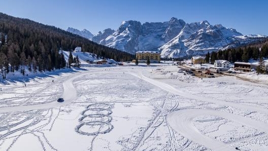 Sul lago ghiacciato di Misurina, Audi ha dato vita all’Inferno bianco, un piccolo circuito con le più belle curve in scala del Nurburbring