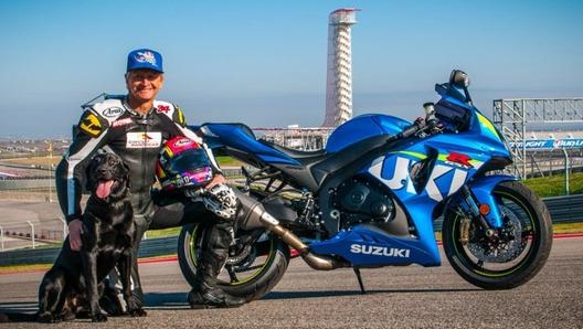 Kewin Schwantz ad Austin con il suo cane e una Suzuki