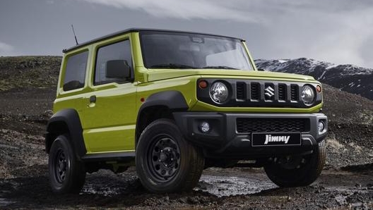 Il Jimny Pro è lungo 3.645 mm e largo 1.645 mm, con un’altezza di 1.705 mm