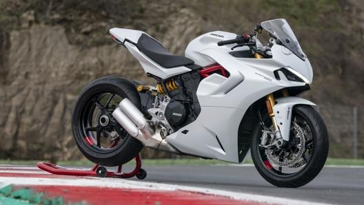 Sulla carena della Ducati Supersport 950 S spiccano nuove feritoie per deviare l’aria calda proveniente dal motore