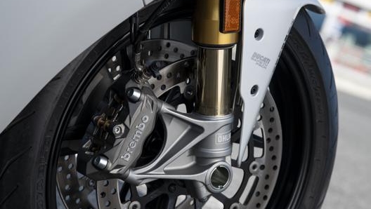 La versione S monta forcella e monoammortizzatore Ohlins