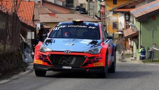 La Hyundai i20 R5 di Thierry Neuville prima al Rally del Ciocco e Valle del Serchio 2021