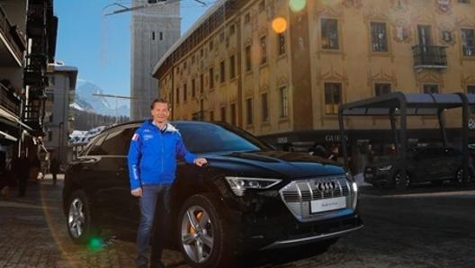 Il Sindaco di Cortina, Gianpietro Ghedina, in posa davanti alla e-tron