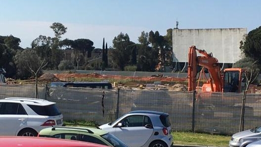 Una foto recentissima dell’area del drive-in:  in alto a destra  lo schermo che resiste ancora