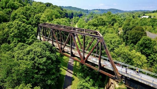 Un tratto del percorso Great American Rail-Trails su una ex ferrovia. Foto: Milo Bateman/railstotrails.org