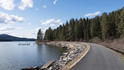 Uno scatto realizzato a Coeur dAlene, in Idaho, lungo il percorso del Great American Rail-Trail. Foto: Lisa James/railstotrails.org