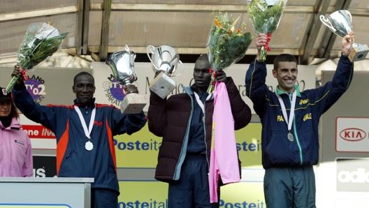 Sul podio della maratona di Milano 2002, da sinistra: il kenyano Michael Rotich, secondo, il connazionale Robert Cheruyot, vincitore della gara e l'italiano Daniele Caimmi, terzo.