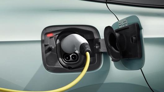 La batteria da 82 kWh si ricarica dal 5 all’80% in 38 minuti, mentre con le wallbox fino a 11 kW di energia tra le 6 e le 8 ore