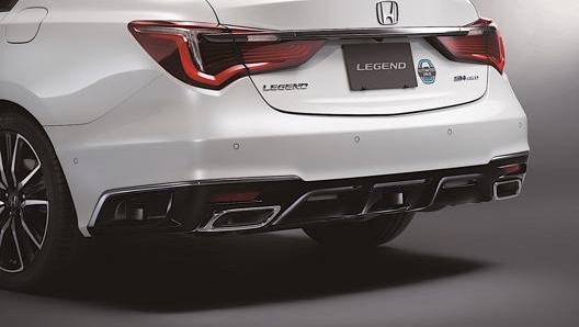 Il posteriore della Honda Legend Hybrid EX con il badge dedicato