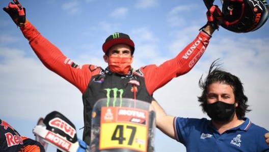 Kevin Benavides festeggia il successo alla Dakar. Afp