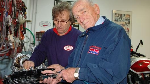 Mario Mariani al lavoro su una testata di una Honda 900 Bol d’Or con Carlo Murelli