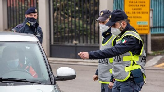 Un posto di controllo della polizia in  provincia di Milano. Ansa