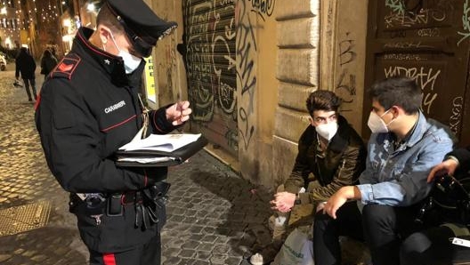 Un controllo antiassembramento a Roma. Ansa