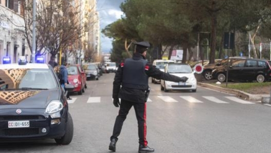 Si può viaggiare in auto senza mascherina da soli o con i conviventi. Ansa