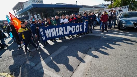 Operai dello stabilimento Whirlpool di Napoli durante la protesta di gennaio 2020. Ansa