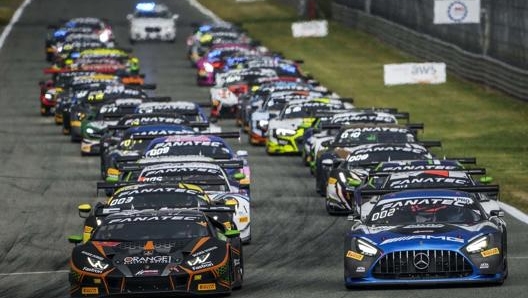 La partenza della 3 Ore di Monza al GT World Challenge. E. Maggi