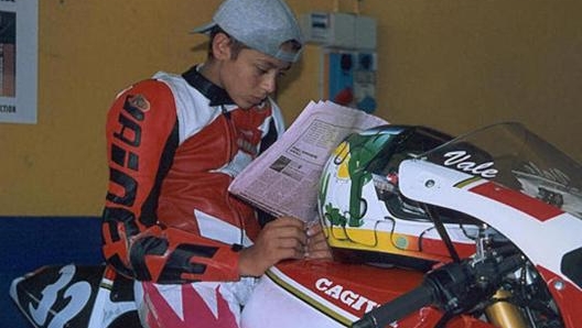 Valentino Rossi in sella alla sua Cagiva Mito SP legge la Gazzetta dello Sport