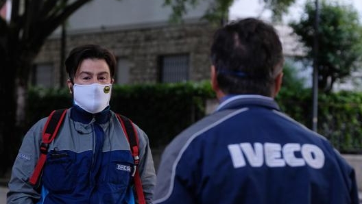 Lavoratori della Iveco nello stabilimento di Brescia. Ansa