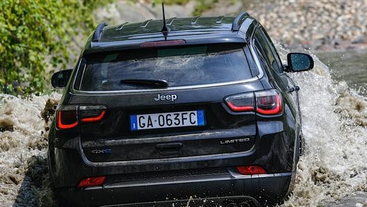 Jeep Compass 4xe Limited in un tratto in fuoristrada