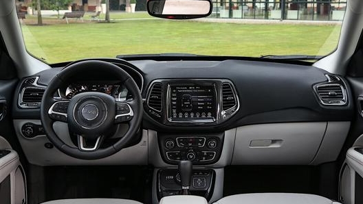 Jeep Compass 4xe, gli interni dell’allestimento Limited