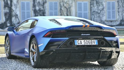 Lamborghini Huracan Evo è dotata di trazione integrale e trasmissione automatica doppia frizione a 7 rapporti