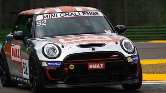 Sopra Alex Caffi ex pilota di F1 in azione nel Mini Challenge 2019 impegnato alla variante di Imola