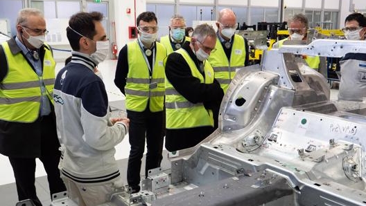 Carlo Tavares al centro della foto in visita allo stabilimento Maserati di Grugliasco. Ansa