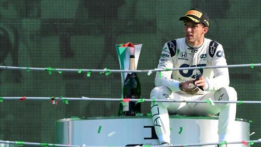 Pierre Gasly sul podio di Monza dopo la sua vittoria. Afp