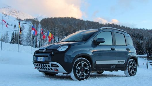 La Fiat Panda Hybrid Cross sogna il fuoristrada