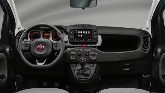 L’abitacolo della Fiat Panda Hyvrid Cross è semplice  ma confortevole