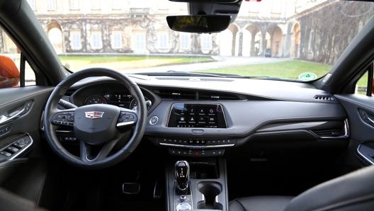 L’abitacolo di Cadillac Xt4, al centro della plancia uno schermo da 8 pollici