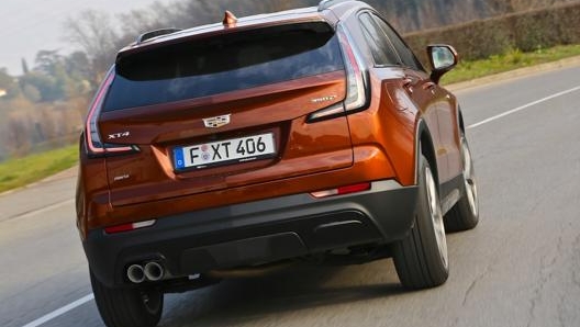 Cadillac Xt4 monta fari a Led anteriori e posteriori, con lenti in colorazione bianca sull’allestimento Sport